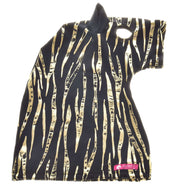 Hobby Horse beschermpak Zebra Gold (Lycra) van Hobby Horse LarDen is een zwart shirt voor huisdieren met glanzende gouden zebrastrepen, een opening voor het hoofd, kleine kraag met oordetail en een roze “By Petti”-label onderaan, ideaal voor stijlvolle bescherming.