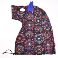 Hobby Horse Beschermpak Alice (Lycra) van Hobby Horse LarDen met levendige ronde patronen, een uitsparing, blauwe stoffen punt en zwart trekkoord aan de onderkant, plat weergegeven op een witte achtergrond.