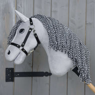 Hobby Horse Caesar met zwart halster van Hobby Horse LarDen met een grijs pluchen hoofd, zwart-witte manen van garen, zwart halster en grote cartoonogen op een houten stok, perfect voor fantasierijk spel.