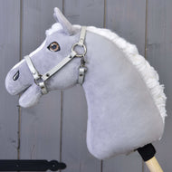 Halster - lichtgrijs kunstleer van LarDen op een grijze pluche Hobby Horse met pluizige witte manen, grijze houten wand