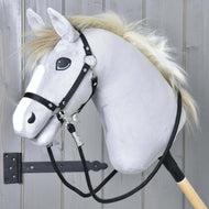 Hobby Horse - Teugels zwart van Hobby Horse LarDen, met een grijze pluchen kop met zwart hoofdstel, paracord teugels en witte manen op een houten stok, getoond voor grijze houten panelen met een zichtbare zwarte metalen scharnier.
