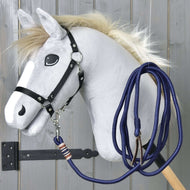 Hobby Horse - Longeren Touw van Hobby Horse LarDen met een grijs paard met een pluizige manen, cartoonachtige ogen, zwart hoofdstel en blauw touw aan een houten stok, afgebeeld tegen een grijze houten wand.