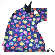 Hobby Horse beschermpak Happiness van Hobby Horse LarDen is een kleurrijke eenhoornvormige kap met een zwarte hoorn, met vrolijke patronen van fruit, regenbogen, zonnen, ijsjes en sterren op donkerblauwe stof en een trekkoord aan de onderkant.