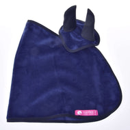 Set Donker Blauw (Oornetje + deken) van Hobby Horse LarDen omvat een donkerblauw oornetje met zwarte rand, roze label met witte tekst en paardenlogo, en twee oorbedekkingen, een stijlvolle aanvulling op elke set, getoond op een witte achtergrond.