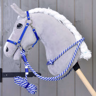 Set Start blauw (halster, riem, teugels, cordeo) van Hobby Horse LarDen op een grijze pluchen Hobby Horse, met een blauw-witte lead rope op een houten stok, voor een grijze houten wand.