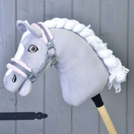 Halster grijs met roze bont van Hobby Horse LarDen op een grijs pluchen paard met witte manen en grijs halster, bevestigd aan een houten stok, tegen een achtergrond van grijze houten panelen.