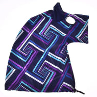 Hobby Horse beschermpak blauw (Lycra) van Hobby Horse LarDen met een levendige geometrische doolhofprint in blauw, paars en wit, met een opening voor het gezicht en een trekkoord aan de onderkant, voor stijlvolle bescherming van je hobby horse.