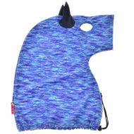 Hobby Horse Beschermpak Zee (Lycra) van Hobby Horse LarDen, een blauw-paars gedessineerde wasbare hoes in de vorm van een paardenhoofd, met een zwarte hoorn, oor, gezichtsopening en trekkoord aan de onderkant voor een stevige pasvorm.