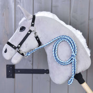 Hobby Horse - Gebreid Leidsnoer Double Blauw van Hobby Horse LarDen, met een grijs pluchen paard met een zwart hoofdstel en een handgebreid blauw leidsnoer met premium karabijnhaak, getoond tegen een houten wand.