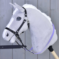 Teugels gerubberd Licht paars van Hobby Horse LarDen op een grijs pluchen Hobby Horse met witte manen en bitloos hoofdstel, gemonteerd op een houten stok tegen een houten achtergrond met panelen.