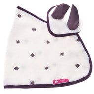 Set Loret van Hobby Horse LarDen is een witte, fleeceachtige deken-cape met kleine paarse bloemen, paarse rand en twee stoffen oren. Op één hoek is een roze label met witte tekst genaaid.