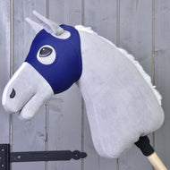 Een grijze Hobby Horse LarDen met witte manen en houten stokgreep draagt het LarDen Paardenmasker zonder oren, tegen een houten wand met zichtbare scharnieren.
