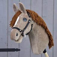 Hobby Horse Oliver van Hobby Horse LarDen met bruine vacht, een witte bles, manen van garen, en geleverd met een zwart halster plus een gratis halster van bont. Het is gemodelleerd naar een Oldenburger hengst en gemonteerd op een houten stok.