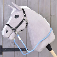 Teugels Sky van Hobby Horse LarDen op een grijze pluchen Hobby Horse met zwart hoofdstel, blauw polypropyleentouw en handgemaakte teugels op een houten stok, getoond voor een houten wand.