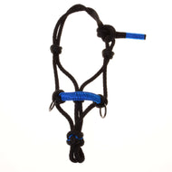 Touwhalster Azure van Hobby Horse LarDen, een zwart touwhalster met blauwe accenten en metalen ringen, gemaakt als stijlvol accessoire voor Hobby Horses en getoond op een witte achtergrond.