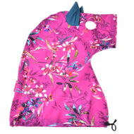 Hobby Horse LarDen Pink Beauty (Lycra) is een felroze beschermpak met bloemenprint voor Hobby Horses, gevormd als een paardenhoofd met blauwe oren, een ronde gezichtsopening en een onderkant met trekkoord.