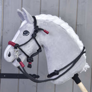 Touwset Maroon van Hobby Horse LarDen voor een grijze houten wand, met kastanjebruine touwen ontworpen voor hobby horses.