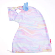 Hobby Horse Beschermpak Regenboog (Lycra) van Hobby Horse LarDen, een eenhoornkap in pastel tie-dye met een zachte blauwe hoorn, oor, ooguitsparing en een trekkoord aan de onderkant, plat weergegeven op een witte achtergrond.