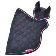 Set Royal van Hobby Horse LarDen is een zwarte gewatteerde deken met ruitpatroon, roze en witte bies, rechtopstaande oorkappen en een roze label onderaan, die stijl en functie combineert voor je paard.