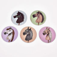Set Stickers Nieuw van Hobby Horse LarDen bestaat uit vijf stickers, elk met een unieke geïllustreerde Hobby Horse-kop op gekleurde achtergronden (blauw, groen, paars, rood, roze) — ideaal voor fans of als opvallende decoraties.