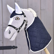 Set Thermo blauw van Hobby Horse LarDen met een pluchen Hobby Horse-kop met witte oren, een tuig en een gewatteerde marineblauwe deken, ideaal als charmant decoratief accent.