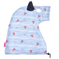 Hobby Horse beschermpak Andromeda (Lycra) van Hobby Horse LarDen is blauw-wit gestreept met rode kreeftprints, een donkerblauwe vin of oor, een opening aan de bovenkant en een zwart trekkoord onderaan. Geïnspireerd op ontwerpen van Hobby Horse Protective Suit.