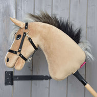 Hobby Horse Caramel met Zwart Halster van Hobby Horse LarDen heeft een beige gezicht, zwarte manen en is gemonteerd op een houten stok, ideaal voor liefhebbers van renpaard- en English Warmblood-stijl.