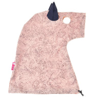 Hobby Horse beschermpak Cosmos (Lycra) van Hobby Horse LarDen is roze met patronen, heeft een donkerblauw oor, een ooropening en een roze merklabel aan de zijkant, ontworpen om over het hoofd van je Hobby Horse te passen.