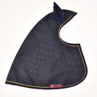 De stijlvolle donkere ear bonnet van mesh van Hobby Horse LarDen met een marineblauwe rand, gouden bies, twee stoffen oren en een roze label. Past perfect bij de Regenjas Crone of andere accessoires van Hobby Horse LarDen.