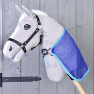 Een grijze Hobby Horse LarDen met zwart hoofdstel en witte manen draagt een blauwe Vliegendeken-cape. Het paard heeft cartoonachtige ogen en is afgebeeld tegen een houten wand.