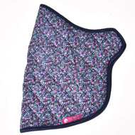 Deken Flower van Hobby Horse LarDen, een gewatteerde deken voor Hobby Horse met een donkerblauwe rand, een bloemenpatroon in blauwe, paarse en roze tinten, plus een roze label onderaan met een wit paardenlogo en tekst.