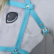 Close-up van een pluchen speelgoedpaard met lichtgrijze stof, zwart-wit gestikt oog en het Hobby Horse LarDen Zwart hoofdstel met teugels van turquoise band.