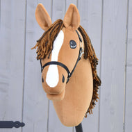 Handgemaakte Hobby Horse Edward met zwart halster van Hobby Horse LarDen, geïnspireerd op een voskleurige Hannoveraan met een witte bles en garenmanen, getoond voor een grijze houten omheining.