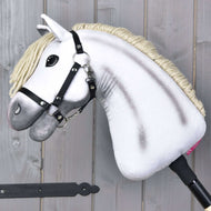 Hobby Horse Little Lady met zwart halster van Hobby Horse LarDen met een witte pluchen kop met zwart halster en crèmekleurige manen, gemonteerd op een zwarte stok, ideaal voor fantasierijk spel.