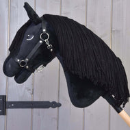 Hobby Horse Mahal met zwart halster van Hobby Horse LarDen, met een zwarte pluchen kop in Friese stijl, zwart halster en lange manen van garen op een houten stok, ideaal als fantasierijk dressuurspel.