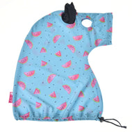Hobby Horse beschermpak Melon (Lycra) van Hobby Horse LarDen met een lichtblauwe print van watermeloenschijven, capuchon, opening voor lijn, zwarte zoom met trekkoord en roze zijlabel, is wasbaar en wordt plat liggend getoond op een witte achtergrond.