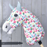 Hobby Horse LarDen Star (Lycra) beschermpak van Hobby Horse LarDen is een wasbare, kleurrijke hoes die over het hoofd van je Hobby Horse past en zorgt voor eenvoudig schoonmaken.