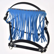 Halster zwart met blauwe franjes van Hobby Horse LarDen, een leren accessoire voor Hobby Horses met een meerkleurige band langs de bovenkant, getoond tegen een witte achtergrond.