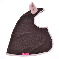 Regenjas Milly van Hobby Horse LarDen, donkerbruine cape voor huisdieren met luipaardprint, lichtroze bies en twee puntige oorvormen, ontworpen voor alle weersomstandigheden. Plat weergegeven op een witte achtergrond.