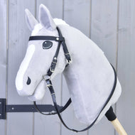 Een grijze pluchen Hobby Horse met een witte bles, met het Compleet hoofdstel zonder neusriem Puur Zwart van Hobby Horse LarDen, is gemonteerd op een houten stok en staat tegen een lichtgrijze houten achtergrond.