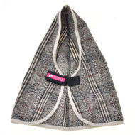 Stal Deken Fijne Ruit van Hobby Horse LarDen, een grijze geruite hondenjas met beige rand, plat weergegeven op een witte achtergrond. Geïnspireerd op Hobby Horse-dekens, met een klittenbandsluiting en een roze Lai Pet-merklabel.