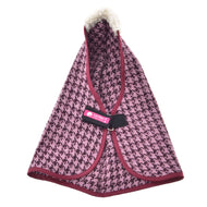 Stal Deken Winter Magic van Hobby Horse LarDen met roze en zwart pied-de-poule PES-stof, bordeauxrode bies, pluizige witte kraag, zwarte bandsluiting en een roze Loff Petit-label — ideaal om je Hobby Horse een chique uitstraling te geven.