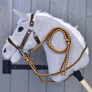 Set Perfect Combination Bruin van Hobby Horse LarDen is een charmante bruine Hobby Horse met een zachte manen, hoofdstel en comfortabel halster voor Hobby Horse met bontvoering op een houten stok, een schattige aanvulling op je collectie Hobby Horse-accessoires.