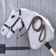 The Hobby Horse LarDen "Hobby Horse - rope stripe Vivaldi" hangs on a wooden wall-mounted holder against a gray wooden background.
