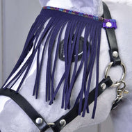 Close-up van een grijze Hobby Horse-kop met het Halster zwart met lila franjes van Hobby Horse LarDen, met zwarte leren teugels en decoratieve paarse franjes die de ogen bedekken.