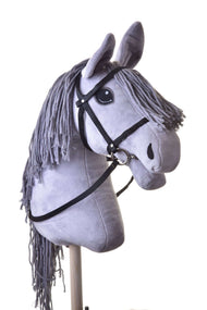 Zwart hoofdstel met teugels van band van Hobby Horse LarDen, afgebeeld op een grijs pluchen Hobby Horse met lange manen van garen, gemonteerd op een houten stok en gefotografeerd tegen een witte achtergrond.