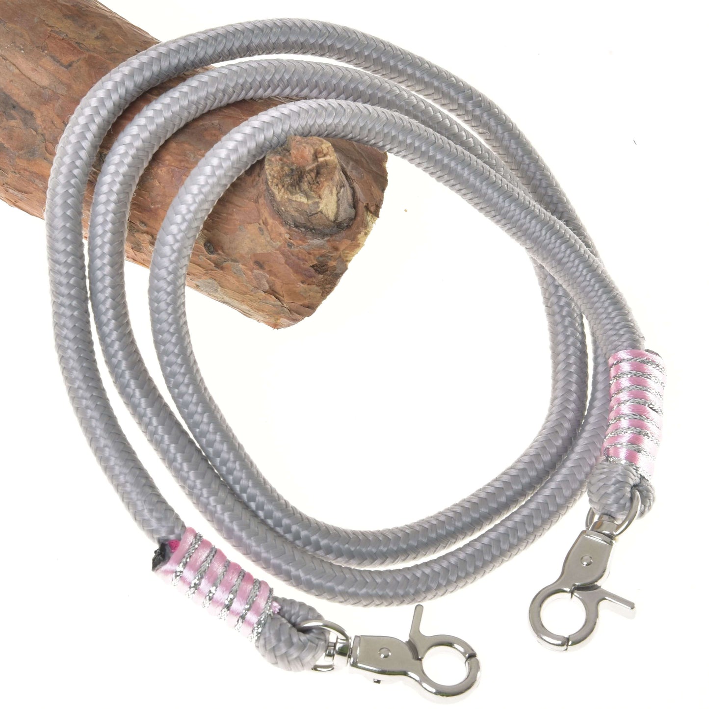Teugels Tizian van Hobby Horse LarDen met gedraaid grijs polypropyleen, zilverkleurige karabijnhaken en roze-zilveren omwikkelingen aan beide uiteinden, getoond op hout tegen een witte achtergrond, ideaal als stijlvolle handgemaakte teugels of teugels voor Hobby Horse.