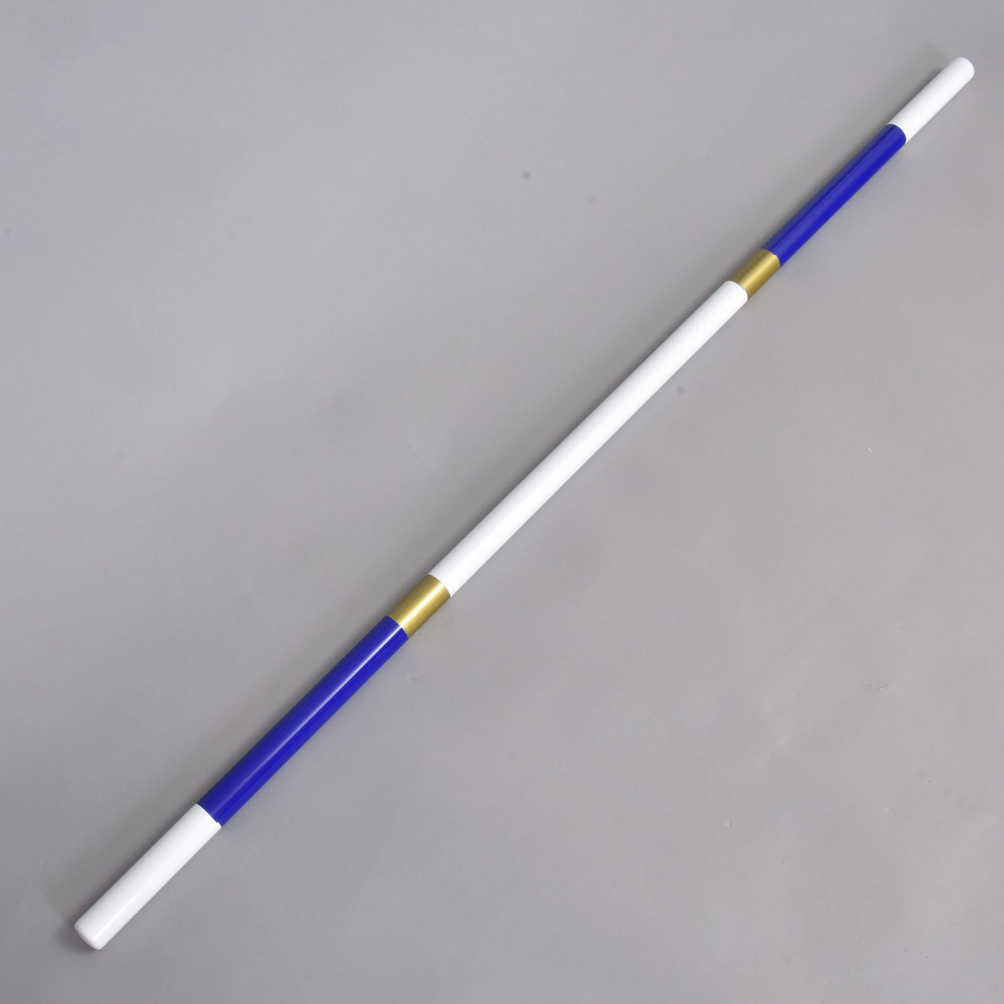 Jump pole blue-gold van Hobby Horse LarDen, een lichte met PVC gecoate paal van 32 mm met blauwe uiteinden, witte middensecties en twee gouden ringen. De paal heeft afwisselende witte, blauwe en gouden segmenten en ligt diagonaal op een lichtgrijze achtergrond.