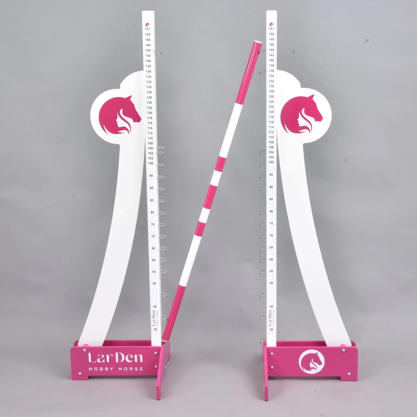 Twee witte en roze verstelbare standaards met paardenhoofdlogo's houden een gestreepte paal horizontaal vast, lijkend op de Hobby Horse LarDen "LarDen Hobby Horse Puissance Jump", tegen een effen grijze achtergrond.
