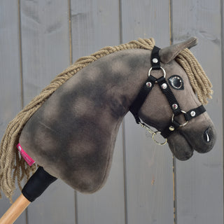 Hobby Horse Avalon met zwart halster, maat XS